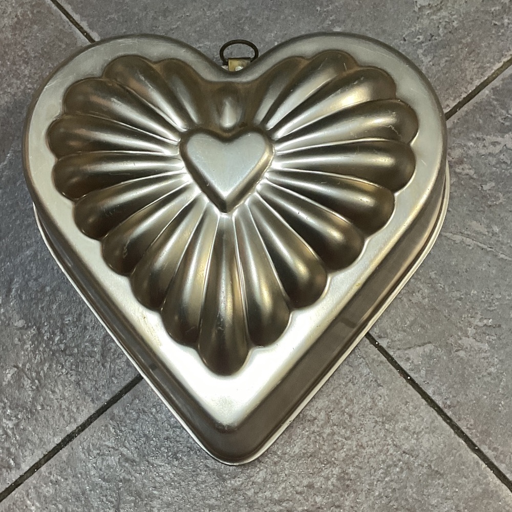Heart-Shaped Gold Cake Pan - Picture 4 of 4